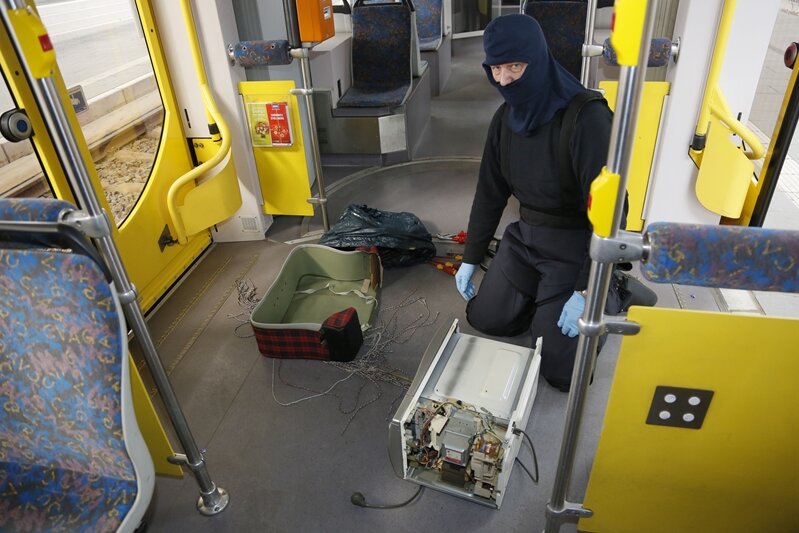 Bombenalarm am Chemnitzer Hauptbahnhof - Ein Spezialist für Bomben-Entschärfung durchleuchtete den Koffer und schnitt ihn vorsichtig auf. Zum Vorschein kam eine Mikrowelle, die der Experte vorsichtshalber auch noch teilweise zerlegte, bevor er Entwarnung gab.
