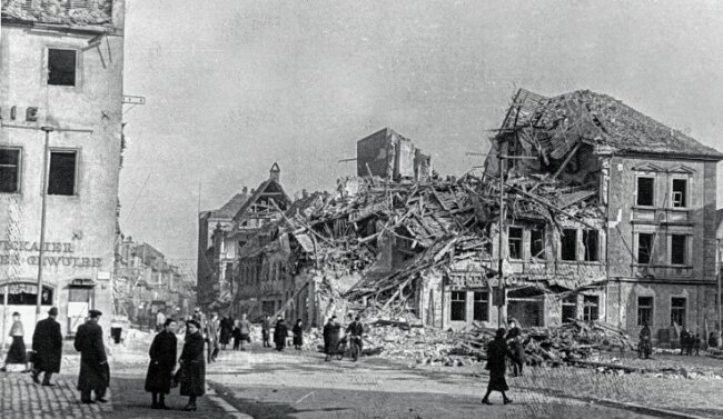 Bombenangriffe 1945: Dieser Mann sucht nach Zeitzeugen - Zwickau nach den Bombenangriffen 1945.