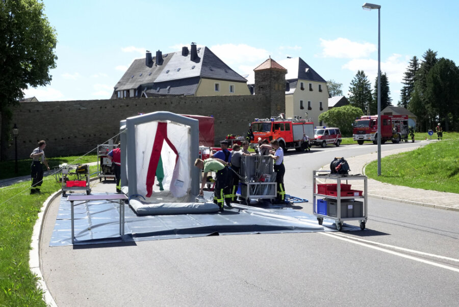 Bombendrohung am Amtsgericht Marienberg - An der Zschopauer Straße am Parkplatz an der Stadthalle wurde ein Zelt zur Dekontamination aufgebaut.