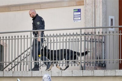 Bombendrohung an Chemnitzer Oberschule - Es waren Spürhunde im Einsatz. Der Unterricht fiel am Montag aus.
