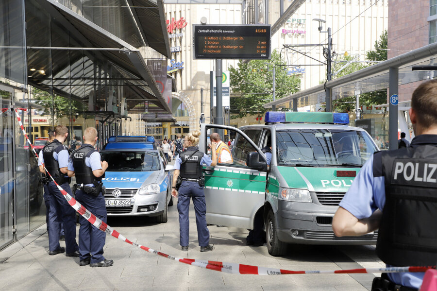 Bombendrohung gegen Kaufhof - Polizei nimmt verdächtigen Anrufer fest - Wegen der Drohung wurde die Galeria Kaufhof gesperrt.