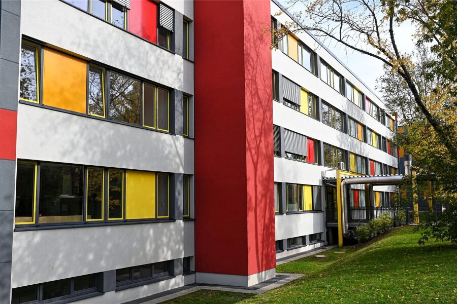 Bombendrohung gegen Schulen jetzt auch in Chemnitz - Die Alexander-von-Humboldt-Oberschule an der Arno-Schreiter-Straße im Stadtteil Markersdorf blieb geöffnet.