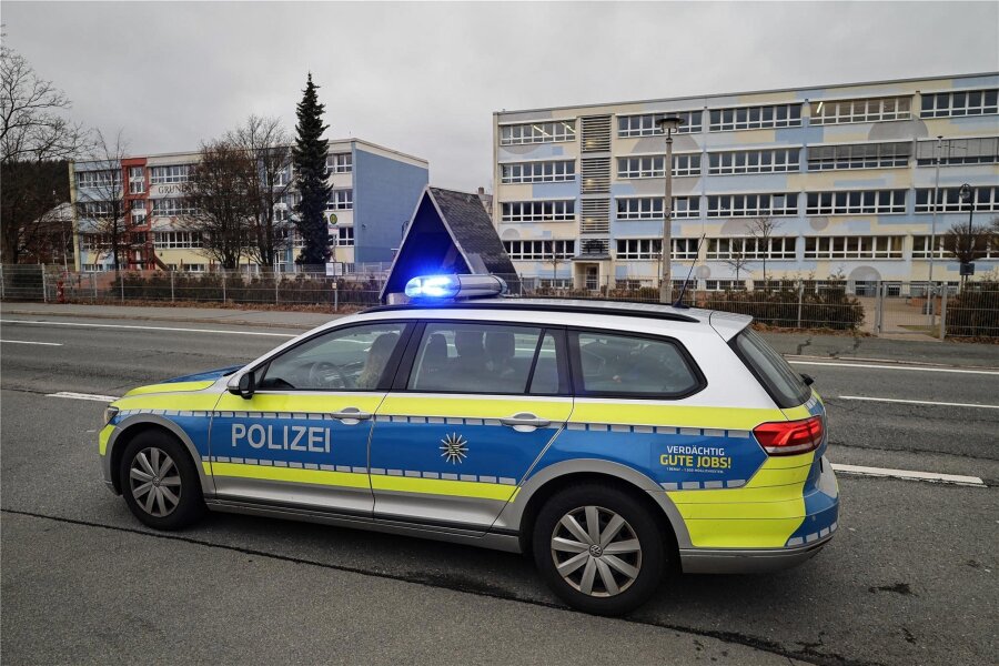 Bombendrohung gegen zwei Gymnasien in Aue und Schwarzenberg - Die Einsatzkräfte der Polizei riegelten den Bereich vor den Schulen an der Eibenstocker Straße ab. Denn evakuiert wurde auch die benachbarte Grundschule (links).
