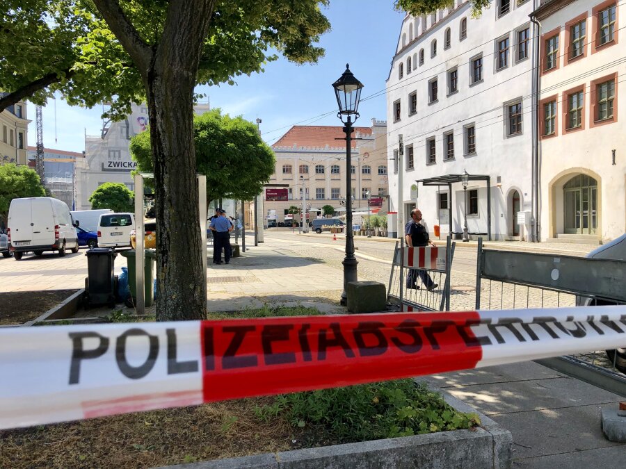 Bombendrohung gegen Zwickauer Rathaus war nicht der einzige Fall - Der Bereich rund um das Rathaus ist abgesperrt.