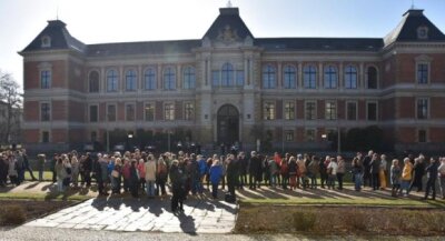 Bombendrohung in Zwickau: Gericht verurteilt Anruferin - Kurz nach 9 Uhr mussten am 16. März 2017 alle Mitarbeiter und Besucher das Landgericht Zwickau verlassen.