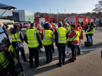 Bombenfund in Plauen - die aktuellen Entwicklungen im Live-Ticker - Einsatzkräfte sammeln sich vor der Festhalle.  Diese dient ab 12 Uhr als Notunterkunft für Menschen aus dem Evakuierungsgebiet, die nicht bei Bekannten oder anderswo unterkommen können.