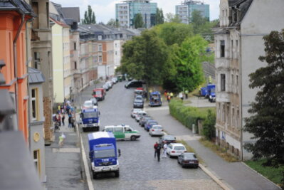 Bombenteile in Plauen gefunden - Ein verdächtiger Metallkörper ist am Donnerstagnachmittag bei Arbeiten für die Elektrifizierung der Bahnstrecke am Gleis neben der Karolastraße in rund 1,70 Meter Tiefe geortet worden.