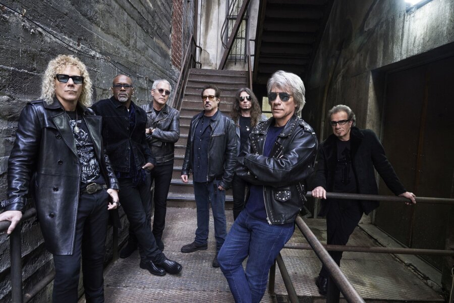  Bon Jovi feiern Comeback mit "Forever" - Die Band Bon Jovi: David Bryan (l), Everett Bradley, Hugh McDonald, John Shanks, Phil X, Jon Bon Jovi und Tico Torres.