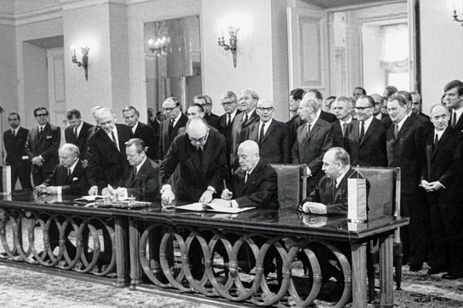 Bonn und Warschau reichen sich die Hand - Grundlage für alles Weitere: Außenminister Walter Scheel, Bundeskanzler Willy Brandt, Polens Ministerpräsident Jozef Cyrankiewicz und Außenminister Stefan Jedrychowski (von links) unterzeichnen am 7. Dezember 1970 in Warschau den deutsch-polnischen Vertrag.