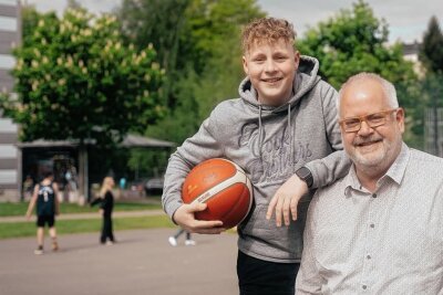 Boomer trifft Youtuber - Der 13-jährige Bruno und Andreas Wöllenstein, 54 Jahre alt, im Gespräch vor dem Creator-Basketball-Event in Chemnitz im Konkordia-Park. 