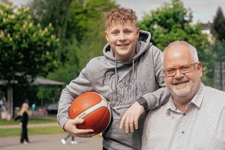 Boomer trifft Youtuber - Der 13-jährige Bruno und Andreas Wöllenstein, 54 Jahre alt, im Gespräch vor dem Creator-Basketball-Event in Chemnitz im Konkordia-Park. 