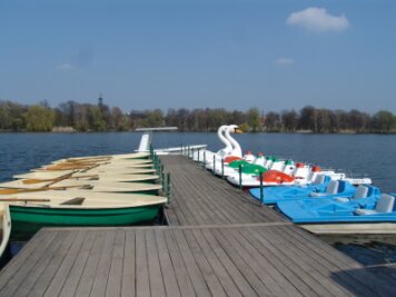 Bootssaison auf dem Schwanenteich Zwickau beginnt - Boote und die Zwickauer Wappentiere stehen zum Ablegen bereit.