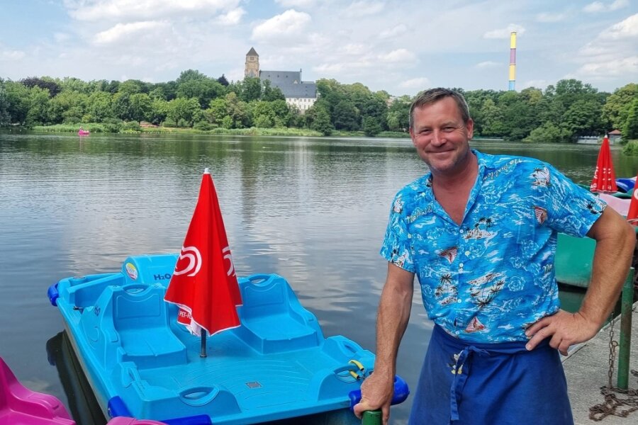 Bootsverleiher am Schloßteich: „Das romantische Rudern gibt es kaum noch“ – Chemnitzer fahren Tretboot - Falko Hirsch liebt seinen Arbeitsplatz - vor allem am Morgen, wenn die Wasserfläche noch ganz glatt ist.