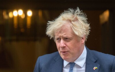 Boris Johnson, Premierminister von Großbritannien, verlässt 10 Downing Street, bevor er im britischen Parlament eine Rede anlässlich des 70. Thronjubiläums der Queen hält.