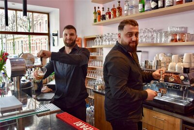 Borschtsch statt Wiener Schnitzel in Chemnitz: Aus Kaffeehaus auf dem Sonnenberg wird „Tadik’s“ - Michel Kislovskij (li.) und Velat Özkan betreiben das Lokal „Tadik's“.