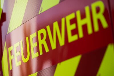 Borstendorf: Völlig verstopfter Schornstein gerät in Brand - Die Einsatzkräfte reinigten eine verstopfte Esse und löschten in Brand geratenes Rußmaterial ab.