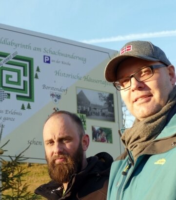 André Kaden (l.) und Mike Zickmantel vor einer Info-Tafel, die am Ortseingang schon jetzt auf das zukünftige Labyrinth hinweist. 