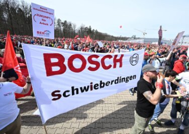 Bosch: Offen für Alternativen zum Stellenabbau - Mitarbeiter demonstrieren für eine Mitbestimmung bei dem von Bosch geplanten Stellenabbau.