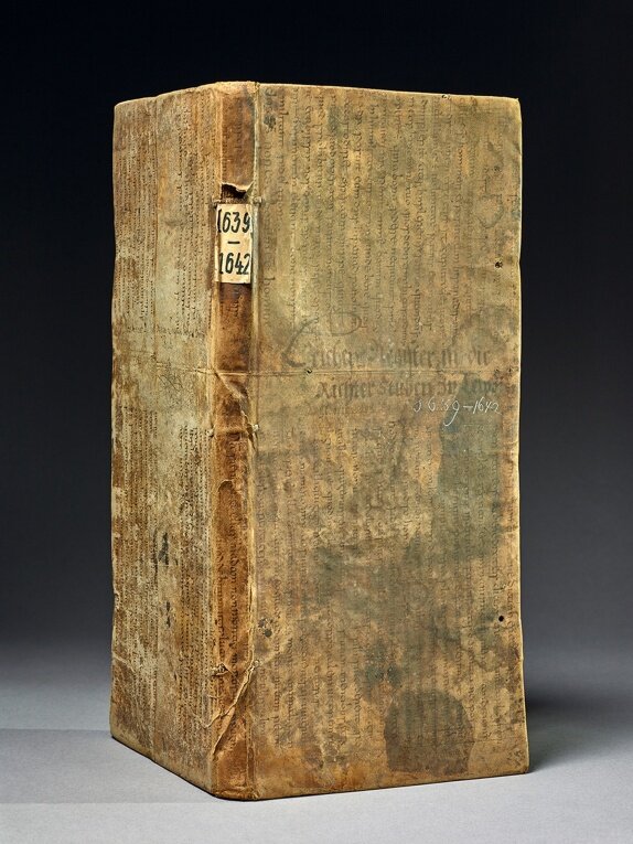Botschaft aus dem Mittelalter - Bürokraten-Daten aus dem Gestern: Dieses "Leichenbuch" aus dem 17. Jahrhundert wurde seinerzeit mal eben in ein nur einseitig genutztes Stück Altpapier eingewickelt - welches sich kürzlich als 1200 Jahre alte Bibelhandschrift entpuppte. 