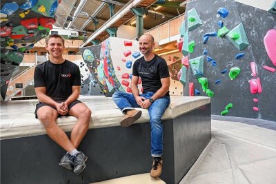 Bouldern: Wie eine Chemnitzer Firma von der EM profitiert - André Zwingenberger (links) und Tom Petzold in der Boulderhalle an der Altchemnitzer Straße, mit der sie ihr Hobby zum Beruf gemacht haben. Inzwischen entwirft ihre Firma Blocz Boulderelemente und fertigt sie an.