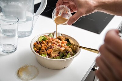 Bowl, Salat und Co.: In To-Go-Essen steckt oft viel Zucker - Vermeintlich gesunder Mittagssnack.