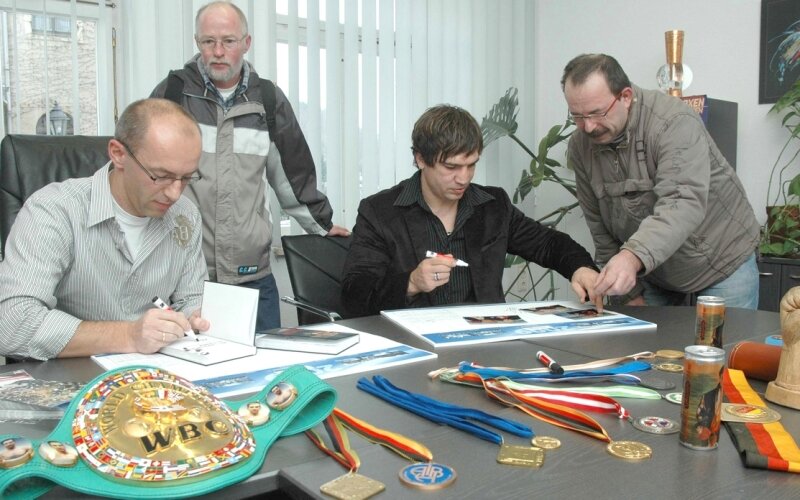 Boxer signiert wie ein Weltmeister - Hat nicht nur beim Boxen, sondern auch beim Signieren Weltmeister-Qualitäten bewiesen: Markus Beyer und Biografie-Autor Monty Gräßler (links) gaben zwei Stunden lang Autogramme. 