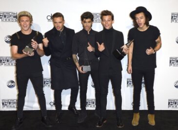 Boyband One Direction gewinnt American Music Awards - Die Musikgruppe One Direction posiert mit ihren drei Awards auf dem roten Teppich.