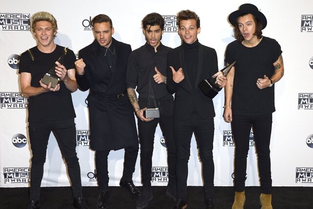 Boyband One Direction gewinnt American Music Awards - Die Musikgruppe One Direction posiert mit ihren drei Awards auf dem roten Teppich.