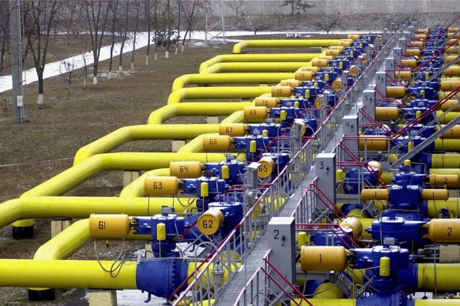 Ungeachtet des Krieges lässt die Ukraine russisches Gas über eigenes Territorium Richtung Westen fließen und verdient daran Milliarden. Zugleich fordert Präsident Selenskyj aber ein Embargo. 