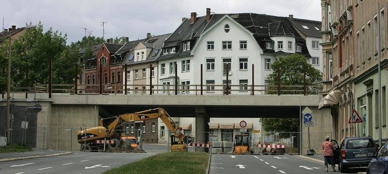 Brücke fertig - Straße bleibt dicht - 
              <p class="artikelinhalt">Kaum ist die Schillerbrücke fertig, wird auf der Martin-Luther-Straße weitergebaut. Unverständlich, so die Anwohner. </p>
            