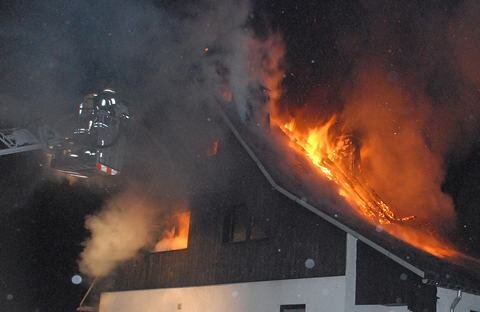 Brände halten Feuerwehren der Region in Atem - Dieses Haus in Niederlauterstein brannte am Dienstagfrüh lichterloh.