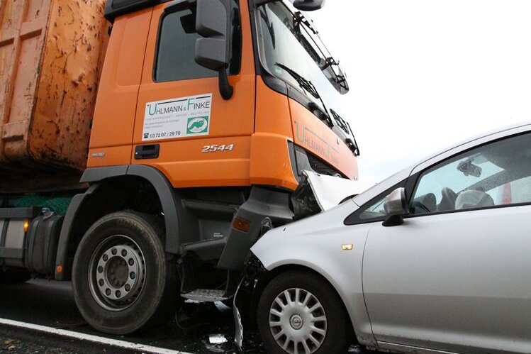 Bei einem Unfall auf der S 205 bei Bräunsdorf (Landkreis Mittelsachsen) ist am Mittwoch eine Opel-Fahrerin schwer verletzt worden. 