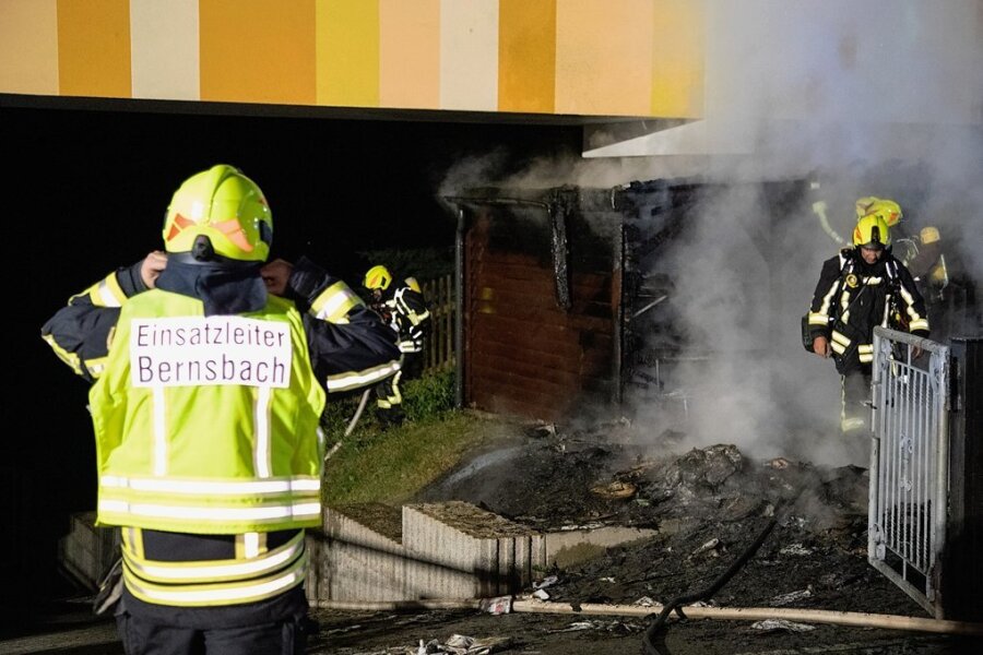 Der Brand von Mülltonnen am Kindergarten in Bernsbach griff auf einen Schuppen über. Das Spielzeug darin verbrannte. 
