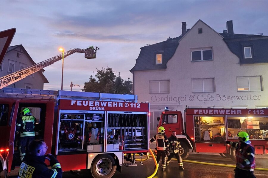 Brand am Chemnitzer Stadtrand: Zwei Verletzte - Das Feuer war gegen 21 Uhr an der Chemnitzer Straße in einem Hintergebäude in Grüna ausgebrochen.