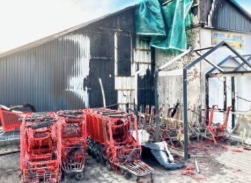 Brand am Supermarkt: Bockau entgeht knapp Katastrophe - 39 Einkaufswagen, Unterstände, Teile von Fassade und Dach haben die Flammen am Silvestertag in Bockau vernichtet.