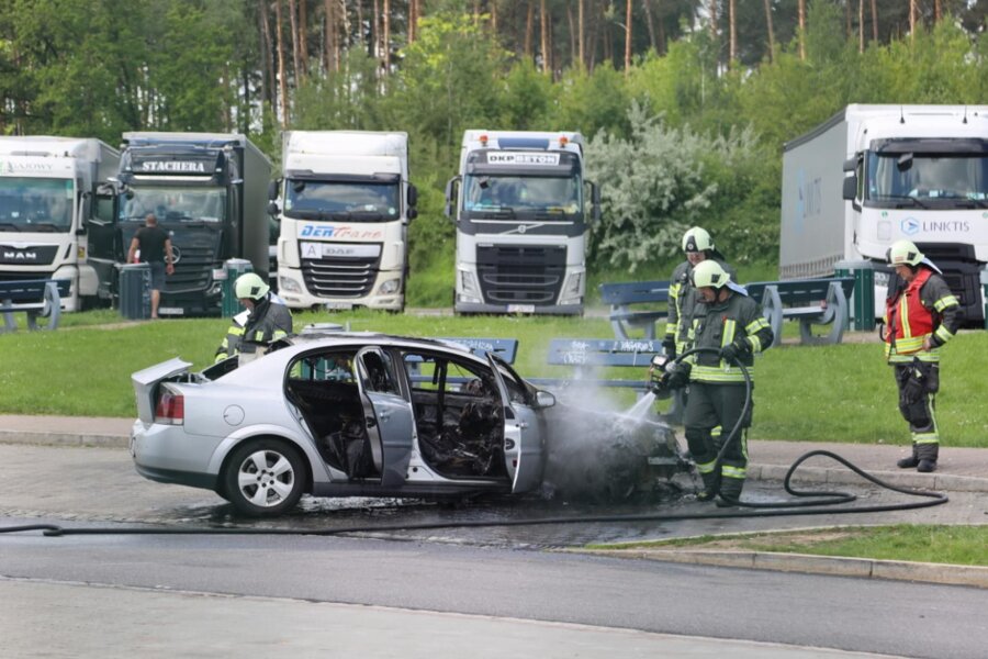 Brand an der A 4: Auto fängt auf Rastplatz „Rossauer Wald“ Feuer - Das brennende Auto auf dem Rastplatz an der A 4 wurde von der Feuerwehr gelöscht.