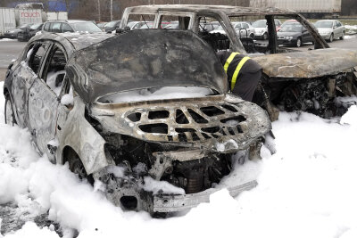 Brand auf Autohausgelände - 
