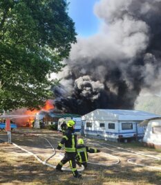 Brand auf Campingplatz: Brennende Wohnwagen und Explosionen an Koberbachtalsperre - Die Feuerwehr bei den Löscharbeiten vor Ort.