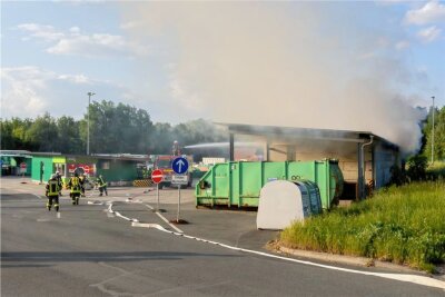 Brand auf dem Wertstoffhof in Falkenstein: Bestand Gefahr für Anwohner? - Etwa 50 Feuerwehrleute brachten das Feuer auf dem Wertstoffhof in Falkenstein unter Kontrolle.