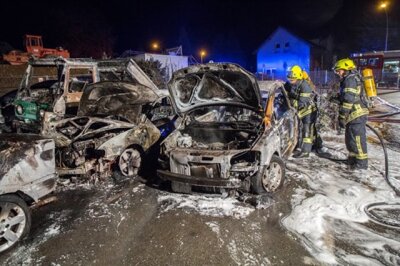 Brand auf Firmengelände in Zschopau zerstört vier Fahrzeuge - 
