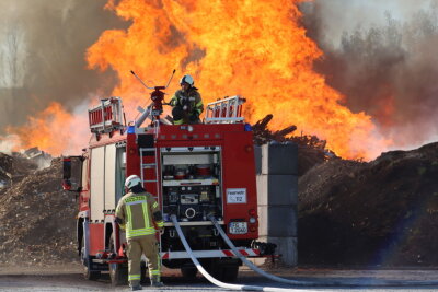Brand auf Gelände von Mühlauer Entsorgungsfirma dauert an - Laut Einsatzleitung der Mühlauer Feuerwehr ist die Ursache noch unklar.