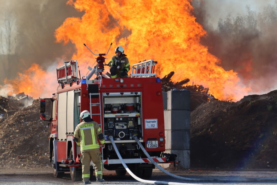 Brand auf Gelände von Mühlauer Entsorgungsfirma dauert an - Laut Einsatzleitung der Mühlauer Feuerwehr ist die Ursache noch unklar.