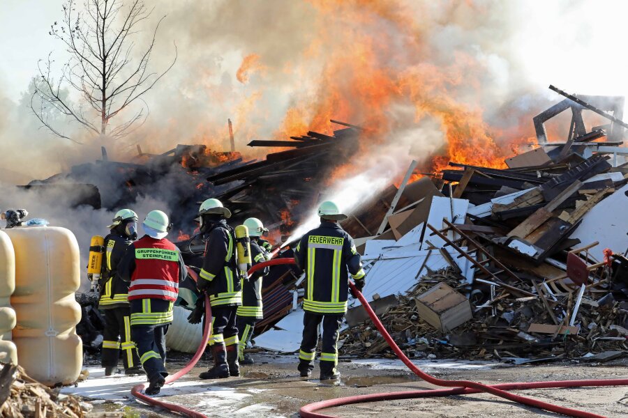 Brand auf Recycling-Gelände in Steinpleis - Auf dem Gelände eines Entsorgungsbetriebes in Steinpleis standen Holzabfälle in Flammen.