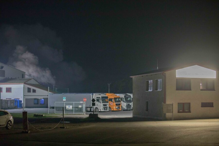 Brand auf Recyclinghof: Firma geht von Selbstentzündung aus - In einer Recyclingfirma in Langenau ist am Montagabend ein Feuer ausgebrochen.