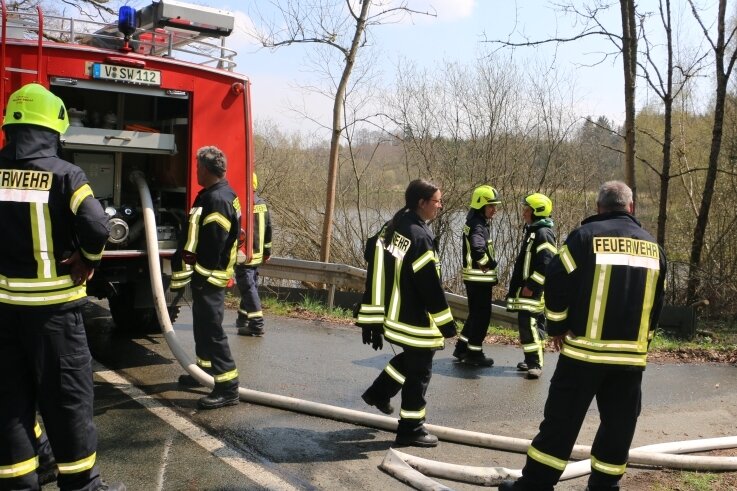 Brand auf Recyclinghof - Als die Löschwasserreserven nicht mehr reichten, verlegte die Reuther Feuerwehr mehrere hundert Meter Schläuche zu einem Teich. 