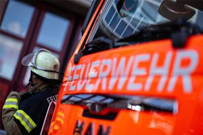 Brand bei Autohandel in Zwickau-Schedewitz: Sachschaden wird auf rund 25.000 Euro geschätzt - Die Feuerwehr war am Dienstagnachmittag in Zwickau-Schedewitz im Einsatz.