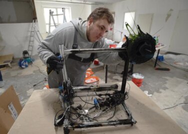Brand bei Fablab: Rückschlag für Mitmach-Werkstatt - ablab-Gründer Daniel Tauscher mit den Überresten des 3D-Druckers. Die Werkstatt steht leer und muss neu renoviert werden.