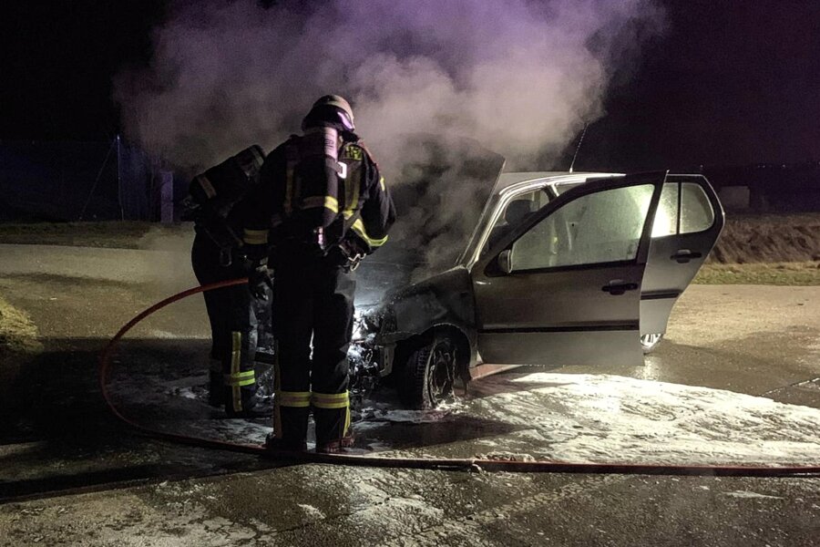 Brand bei Penig: Auto wird Raub der Flammen - Während der Löscharbeiten war die Straße zwischen der Autobahnabfahrt Niederfrohna und Penig gesperrt.