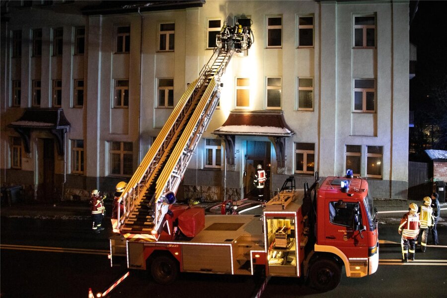 Brand durch Gasflasche in Aue: Zwei Verletzte - Die zwei Bewohner konnten sich auf den Balkon in Sicherheit bringen und wurden von der Feuerwehr gerettet.