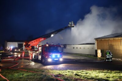 Brand einer Lagerhalle in Langenau - mehrere hunderttausend Euro Schaden - Die Feuerwehr bei den Löscharbeiten an einer Lagerhalle in Langenau.